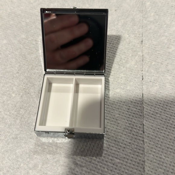 Brighton
Pill box and matching compact - Picture 2 of 7